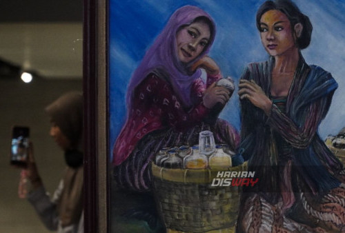 Pengunjung menyaksikan Surabaya Painting Exhibition di Basement Alun-alun Surabaya, Komplek Balai Pemuda Surabaya, Jawa Timur, Rabu, 3 Januari 2024. Sebanyak 150 lukisan karya 80 pelukis yang tergabung dalam Ikatan Pelukis Indonesia (IPI) ini bertema Beginning And End Of The Year 2024 yang digelar tanggal 2 hingga tanggal 14 Januari 2024. (Julian Romadhon/Harian Disway)

