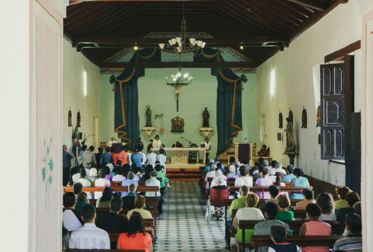 Heboh Wanita Muslim Ikut Kamis Putih di Gereja Langsung Tuai Kritik, Netizen: Egois Mbaknya!