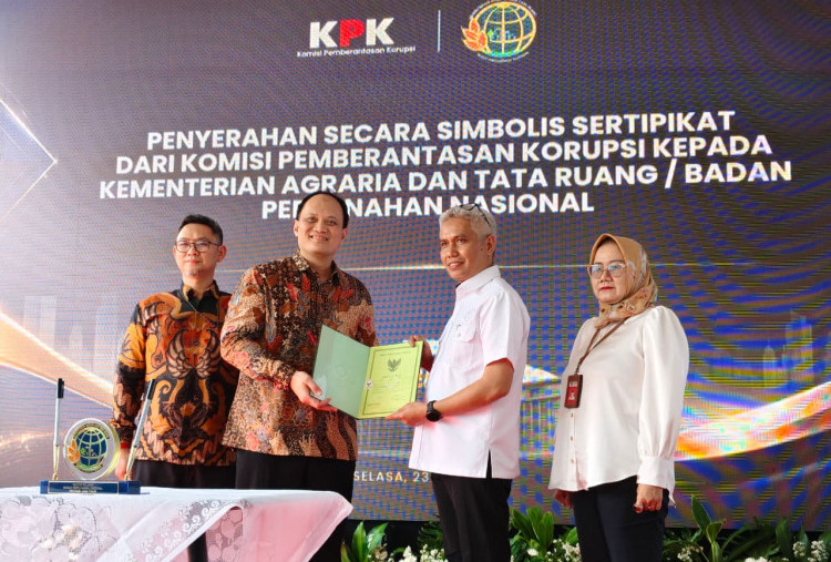 BPN Jatim Resmikan Kantor Baru, Terima Aset Rampasan KPK dan Serahkan Sertipikat Wakaf