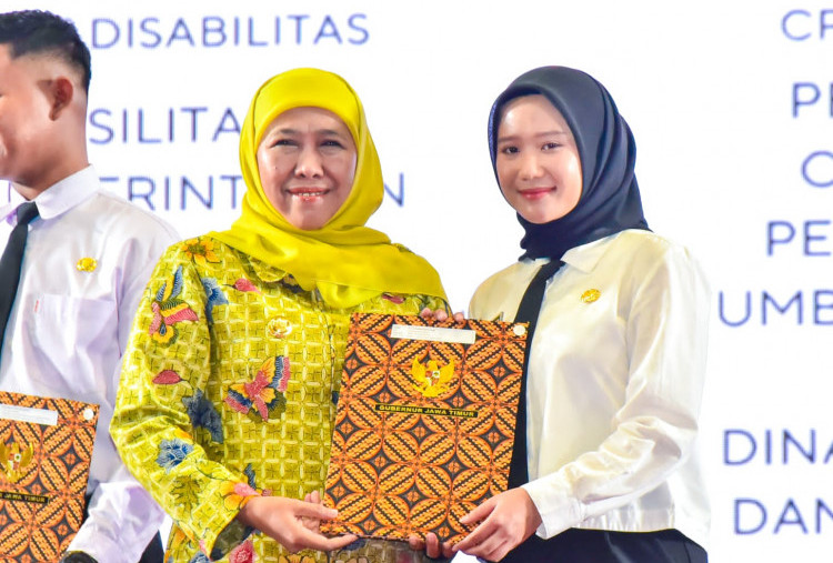 Khofifah Bagikan SK Kepada 4.172 CPNS dan PPPK Pemprov Jatim