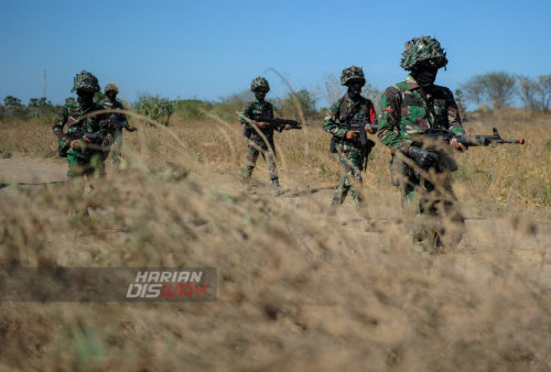 Prajurit TNI AD melakukan pengenalan lapangan jelang latian gabungan (latgab) 2023 yang digelar di Pusat Latihan Tempur Marinir, Karang Tekok Situbondo, Jawa Timur, Senin 31 Juli 2023. Pengenalan lapangan operasi darat itu merupakan bagian dari Latihan Gabungan TNI 2023 yang diikuti Angkatan Darat, Angkatan Laut dan Angkatan Udara. (Julian Romadhon/Harian Disway)
