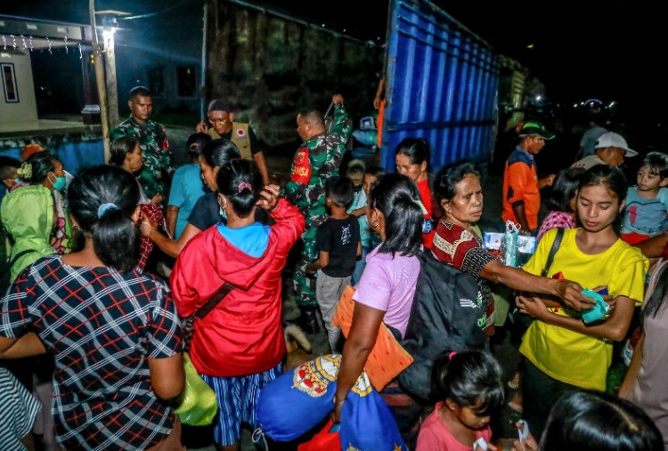 Warga Sekitar Gunung Ibu Tolak Dievakuasi