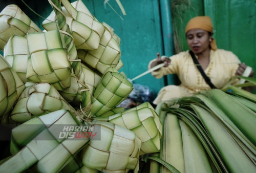 Nurhayati, pedagang membuat cangkang ketupat untuk dijual di Jalan Pandegiling Surabaya, Jawa Timur, Selasa (25/4/2023). Menjelang tradisi Lebaran ketupat banyak warga membeli cangkang ketupat yang terbuat dari daun kelapa muda itu dijual dengan harga 10 ribu per ikat berisi 10 cangkang. (foto: Julian Romadhon)