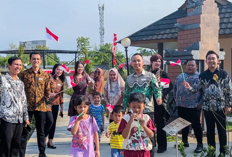 Meriahkan Hut Ke-80 RI, Mercure Surabaya Grand Mirama Gelar Pembagian Bendera, Upacara, dan Karnaval