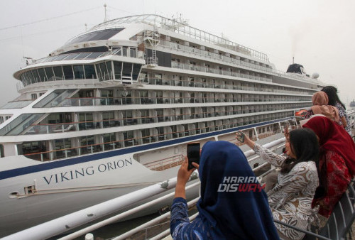 Pengunjung mengabadikan Kapal Pesiar Viking Orion dengan ponselnya saat berada di Dermaga Jamrud Utara, Pelabuhan Tanjung Perak, Surabaya, Jawa Timur, Jumat, 17 November 2023. Kapal pesiar Viking Orion berbendera Norwegia itu memiliki 8 lantai dengan panjang 196,60 meter dan menampung 464 orang kru kapal dan membawa 867 wisatawan dari berbagai negara yang akan mengunjungi sejumlah tempat wisata di Kota Surabaya. (Julian Romadhon/Harian Disway)