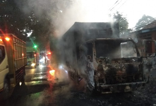 Satu Unit Truck Engkel Berpendingin Hangus Terbakar Di Jalan Raya Narogong Kota Bekasi