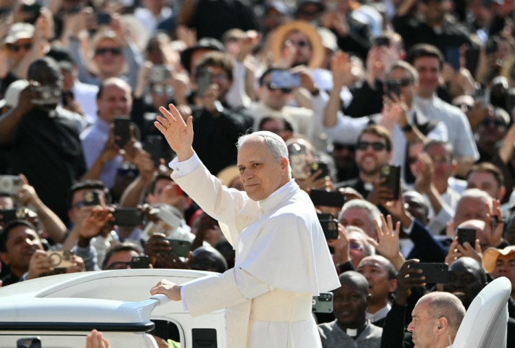 Paus Leo XIV Lakukan Tur Perdana dengan Popemobile di Vatikan Jelang Misa Inaugurasi