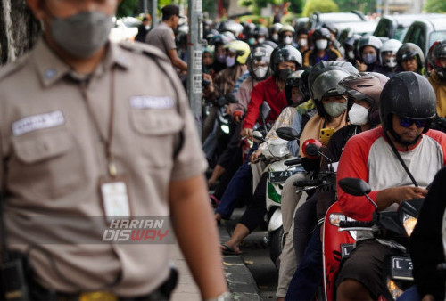 Antrian panjang warga untuk melakukan Penukaran Uang Baru secara lantur (layanan tanpa turun) di halaman Kantor Perwakilan Bank Indonesia (BI) Provinsi Jawa Timur, di Surabaya, Jawa Timur, Minggu, (16/4/2023). Kantor Perwakilan Bank Indonesia (BI) Provinsi Jawa Timur menutup gerai layanan penukaran Uang Baru Secara Lantur melalui Kick Off Semarak Rupiah Ramadhan dan Berkah Idul Fitri (SERAMBI) 2023, dengan sebanyak 24,5 Triliun Rupiah pada setiap hari Sabtu dan Minggu di bulan Ramadhan untuk memenuhi kebutuhan uang baru di masyarakat. (foto: Julian Romadhon)