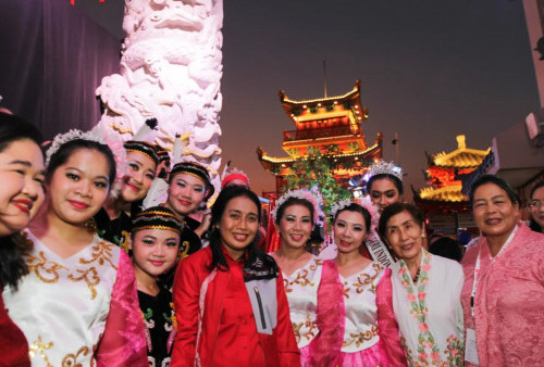 Menteri Pemberdayaan Perempuan dan Perlindungan Anak (PPPA) Bintang Puspayoga membuka Festival Mooncake, yang digelar oleh Perempuan Perhimpunan Tionghoa Indonesia (PINTI) dari Perhimpunan Indonesia Tionghoa (INTI), di Old Shanghai Sedayu City, Kelapa Gading, Jakarta Timur, Jumat (29/9/2023). (Raka Denny/Harian Disway)
