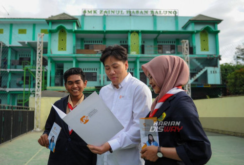 Leonardo Chandra, Staf Litigasi Lembaga Penjamin Simpanan (LPS) (tengah) menjelaskan apa itu LPS kepada siswa-siswi SMK Zainul Hasan Balung, Jember, Jawa Timur, Jumat, 18 Agustus 2023. Lembaga Penjamin Simpanan (LPS) terus melakukan Sosialisasi sebagai upaya meningkatkan kepercayaan terhadap perbankan kepada masyarakat terkait izin usaha yang dicabut oleh Otoritas Jasa Keuangan (OJK). (Julian Romadhon/Harian Disway)
