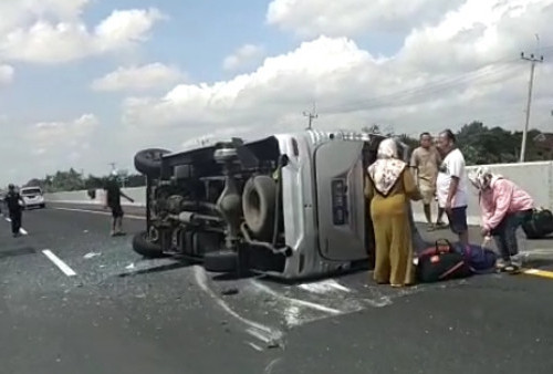 Kecelakaan di Tol Kanci Pejagan, Ban Pecah, Microbus Terguling