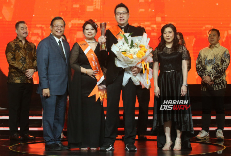 Direktur Utama FWD Insurance Desy N. WIdjaya dan Chief of Agency FWD Insurance Ang Tiam Kit menyerahkan penghargaan kepada 2nd dan 3rd Top Agent of The Year 2024 di acara FWD Agency Awards 2025 di Jakarta. 