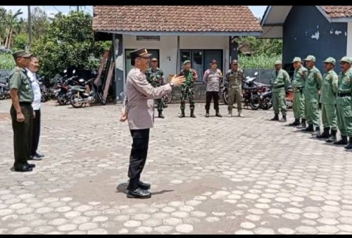 Polisi Bersama TNI Bekali Pelatihan Pengamanan Pemilu 2024 Kepada Anggota Linmas di Jember