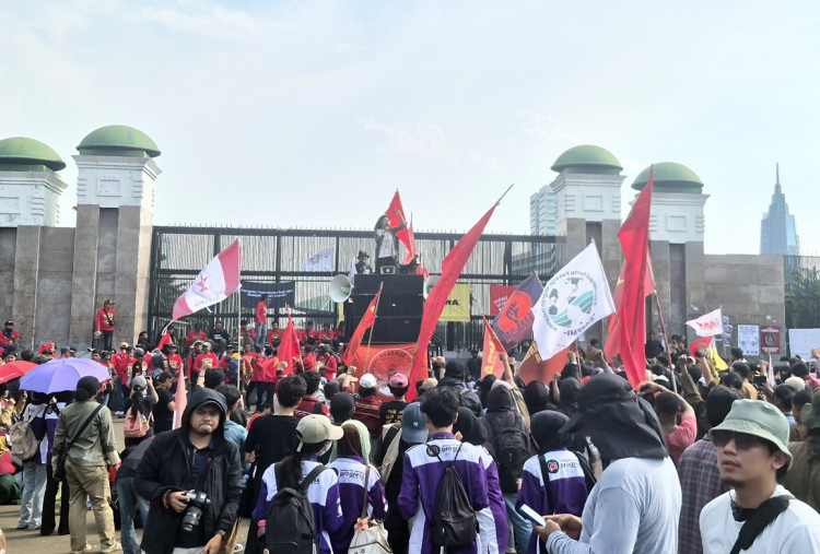 Buruh, Mahasiswa dan Komunitas Gruduk DPR, Hari Buruh Bukan Untuk Pesta!