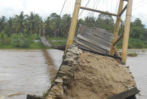 Rusak Parah, Jembatan Desa Tak Bisa Dilewati