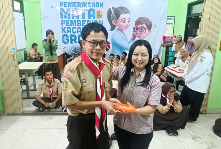 100 Siswa SLBN 3 Jakarta Dapat Kacamata Gratis dari Wahana Artha Group