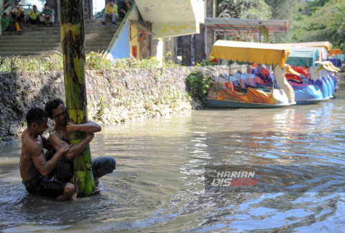 Peserta lomba mengikuti perlombaan panjat pisang setinggi 10 meter dari dasar sungai di Kebun Binatang Surabaya, Jawa Timur, Sabtu, 26 Agustus 2023. Acara Panjat Pisang yang diikuti sejumlah karyawan KBS tersebut berlangsung dalam rangka memeriahkan HUT ke-78 Kemerdekaan RI dan menyambut hari jadi Kebun Binatang (KBS) yang ke 107. (Julian Romadhon/Harian Disway)