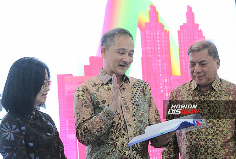 (Kiri-kanan) Ketua Bidang Keuangan, Permodalan, Investasi, dan Pajak AAJI Meylindawati Tjoa; Ketua Dewan Pengurus AAJI Albertus Wiroyo; serta Ketua Bidang Pengembangan dan Pelatihan SDM AAJI Freddy Thamrin di Jakarta, Senin (31/8).

Pembayaran klaim dan manfaat naik 4,3 persen menjadi Rp75,57 triliun. Sementara total pendapatan industri asuransi jiwa mencapai Rp96,39 triliun, turun 11,2 persen secara tahunan akibat tekanan pada hasil investasi saham, obligasi, dan SBN.
