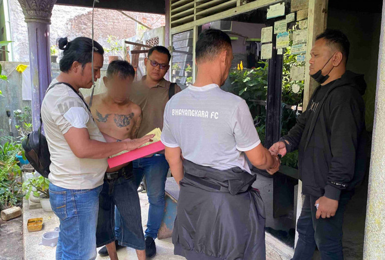 Palak Uang Bulanan di Bengkel Mobil Sambil Bawa Samurai, 'Perek' Diciduk Polsek Cengkareng