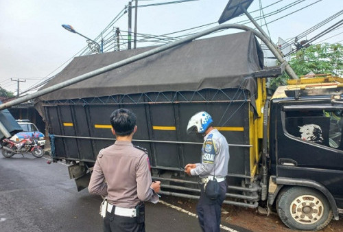 Sopir Diduga Mengantuk, Sebuah Truk dari Arah Cilacap Menabrak Tiang Lampu Warning di Kota Banjar 