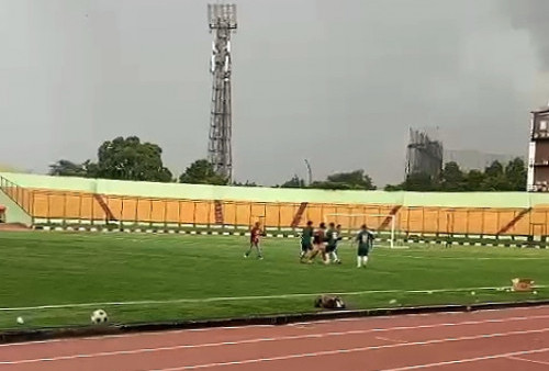 Seorang Pria Tewas Tersambar Petir Saat Bermain Bola di Stadion Siliwangi Bandung