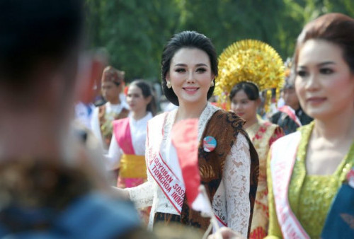 Dewi Susilo Budihardjo Wakil Tionghoa di Perempuan Indonesia Berkebaya Pengawal Bendera Pusaka