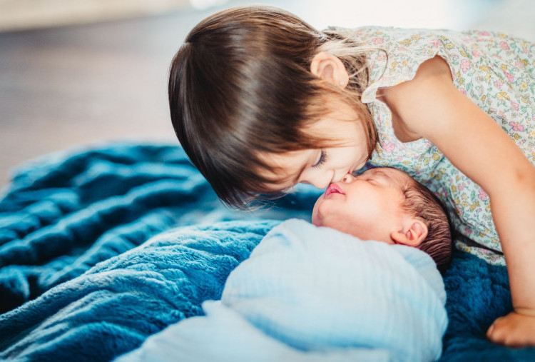 Cara Efektif Mencegah Anak Cemburu pada Adiknya