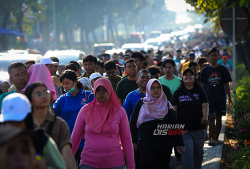 UNESA Sepatu Beda Warna, Catat Rekor MURI