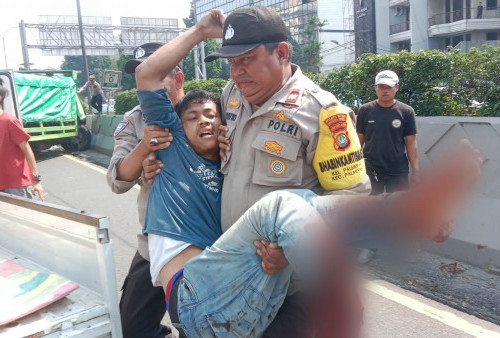 Evakuasi Kernet Truk Korban Kecelakaan di Tol Tomang Berlangsung Dramatis