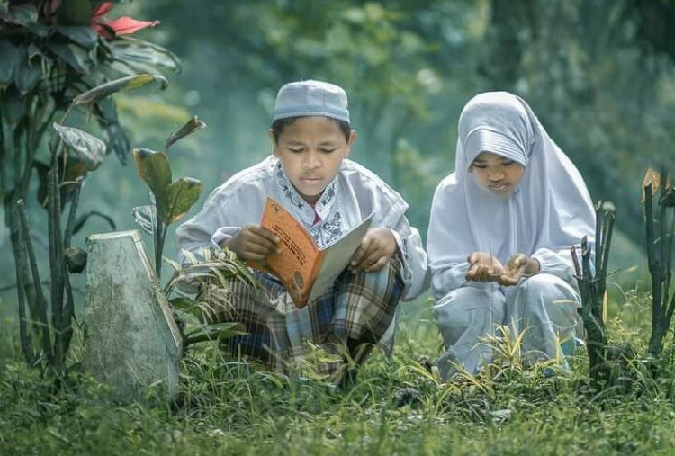Masih Ragu dengan Hukum Nyekar atau Nyadran Jelang Ramadan? Ini Penjelasan Terbaru MUI 