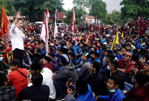 Mahasiswa tertip mendengarkan keterangan dari Wali Kota Surabaya Eri Cahyadi yang menyambut aksi Balai Kota Surabaya.