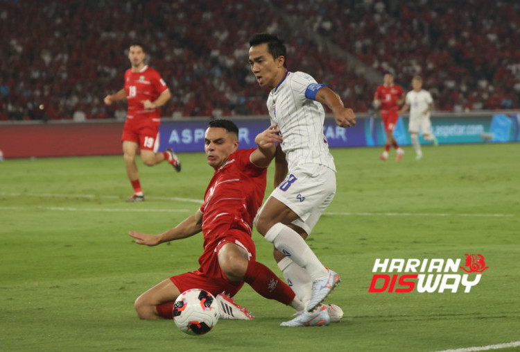 Indonesia kembali memperoleh beberapa peluang melalui Ole Romeny, Justin Hubner, Mitchell Baker, dan Calvin Verdonk. Sundulan Hubner serta tendangan keras Verdonk belum menemui sasaran, sementara Baker gagal memanfaatkan umpan silang. Hingga mendekati akhir babak pertama, kedua tim masih kesulitan mencetak gol. Foto: Haritsah Almudatsir/Harian Disway