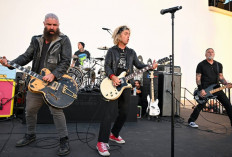 HUT ke-50 Ramones, Intip Momen Langka Billie Joe Armstrong Tampil Perdana Bareng Travis Barker