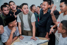 Momen Hangat Seskab di Sekolah Rakyat Bekasi: Nyanyi Bareng Siswa, Cek Asrama hingga Ingatkan Tidur