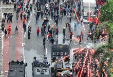 Aksi May Day di Gedung DPR Berakhir Ricuh, 13 Orang Diamankan Polisi