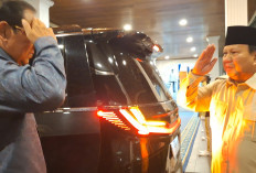 Momen Prabowo Beri Hormat ke SBY saat Menyambut di Teras Istana