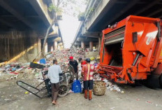 Gunungan Sampah di Kolong Tol Tanjung Priok Rugikan UMKM: Pelanggan Kabur Imbas Bau Tengik