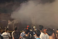 Pasar Taman Puring Kebakaran, Pemilik Kios Menangis Sambil Mengais Sisa Puing