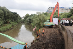 Pemprov DKI Tutup Permanen Penampungan Sampah di Kali TPU Tanah Kusir