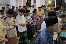 Tiga Jam Tanpa Henti, Tradisi Tarawih 3 Juz di Cirebon Jadi Magnet Jemaah