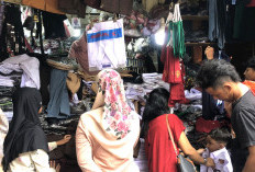 Rezeki Penjual Seragam Sekolah di Pasar Jatinegara: Raup Rp25 Juta Sehari   