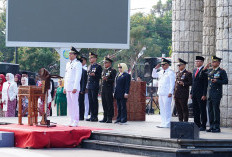 Mendadak Tegang! Detik-Detik ODGJ Nyaris Peluk Lucky Hakim di Tengah Upacara HUT RI di Indramayu