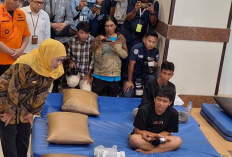 Temui Korban KMP Mutiara Sentosa II di Tanjung Perak, Khofifah Janji Biaya Pengobatan Ditanggung Penuh 