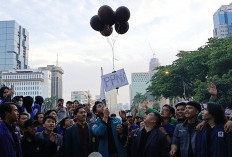 Demo Tolak PPN 12%, BEM SI Terbangkan Balon Hitam: Naik-naik Pajak Ku Naik, Tinggi-tinggi Sekali...