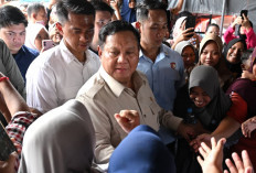 Tinjau Posko Pengungsi di Langkat, Prabowo Janjikan Percepatan Air Bersih dan Perbaikan Tanggul