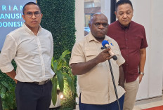 Natalius Pigai Tegur Meutya Hafid: Jangan Kriminalisasi Amien Rais