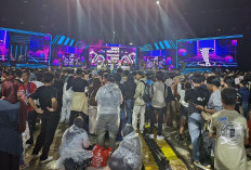 Pantai Karnaval Dipenuhi Pengunjung, Guyuran Hujan Tak Surutkan Semangat Baladewa Jemput 2026