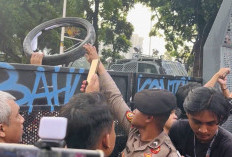 Dilarang Bakar, Mahasiswa UBK Tegang saat Polisi Rampas Ban! 