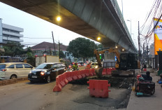 Jalan Ciledug Raya Arah Cipulir Amblas, Petugas Kembali Lakukan Pembongkaran