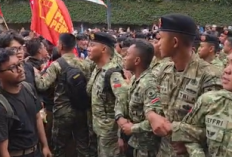 Detik-detik Mahasiswa dan Massa Bentrok dengan TNI di Bundaran HI, Teriakan Revolusi Pecah!
